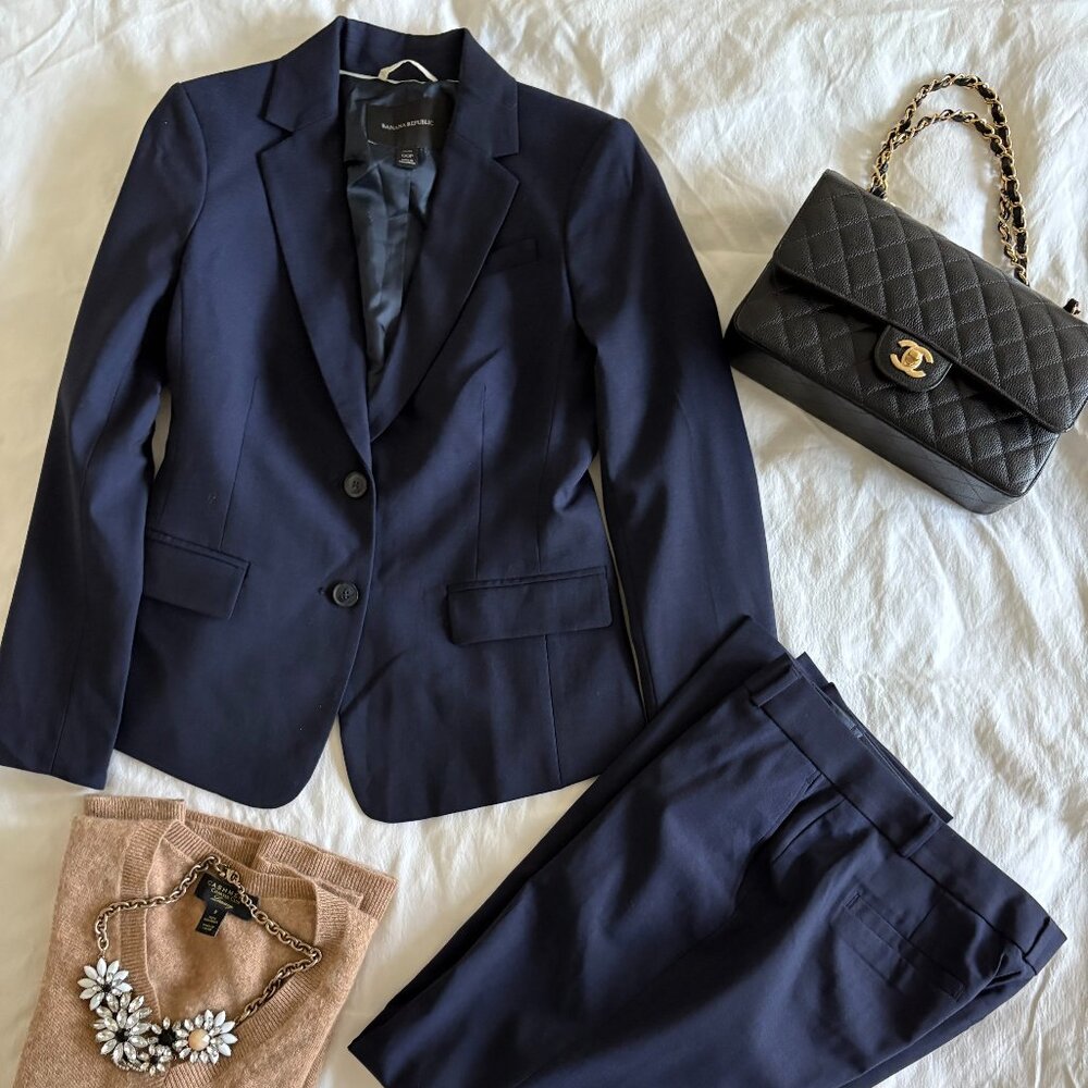 Banana Republic navy blue lightweight wool suit. Jacket size 00P. Pant size 2P